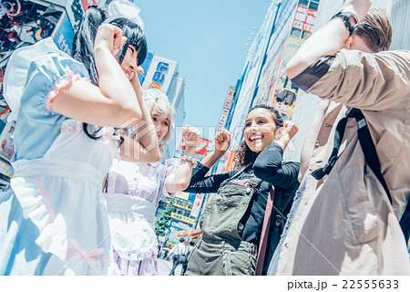 秋葉原を観光する外国人 秋葉原を観光する外国人 22555633