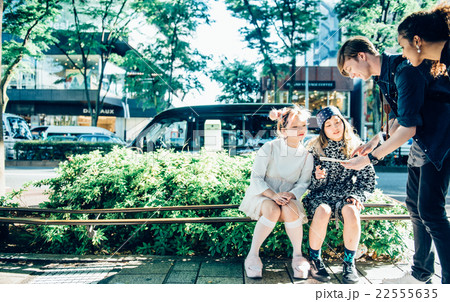 原宿を観光する外国人 原宿を観光する外国人 22555635