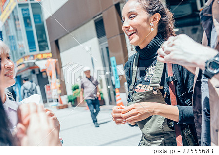 秋葉原を観光する外国人 22555683