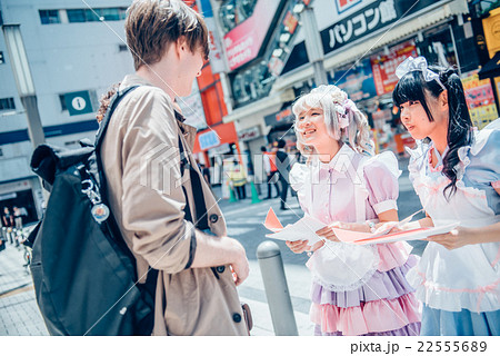 秋葉原を観光する外国人 秋葉原を観光する外国人 22555689