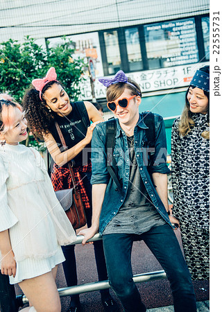 原宿を観光する外国人 原宿を観光する外国人 22555731