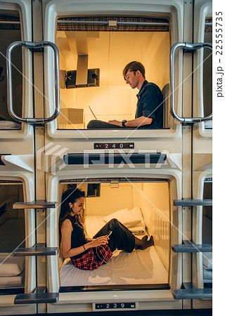 カプセルホテルに泊まる外国人 22555735