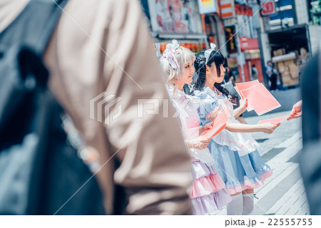 チラシを配るメイド 22555755