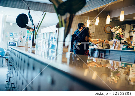 カプセルホテルに泊まる外国人 カプセルホテルに泊まる外国人 22555803