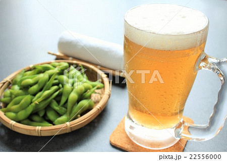 夏のビールと枝豆の写真素材