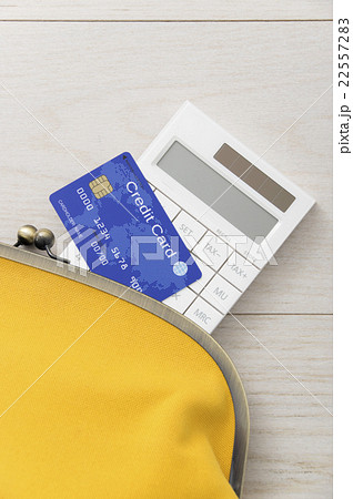 クレジットカードと電卓と財布 クレジットカードと電卓と財布 22557283