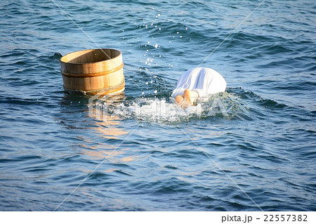 海女さんの潜水作業 ４ の写真素材