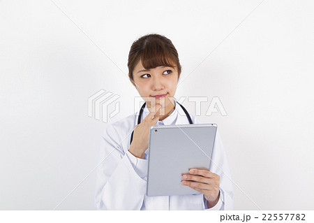 タブレットを使う女性医師 看護師 22557782