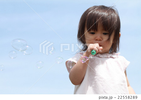 シャボン玉で遊ぶ幼児(1歳児) 22558289