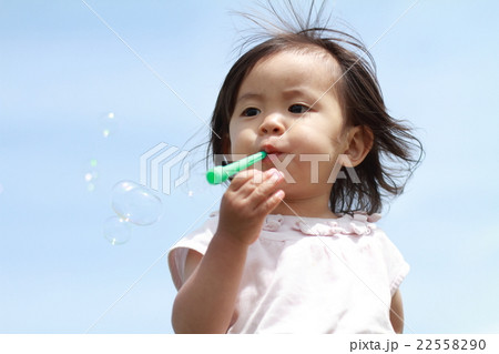 シャボン玉で遊ぶ幼児(1歳児) シャボン玉で遊ぶ幼児(1歳児) 22558290