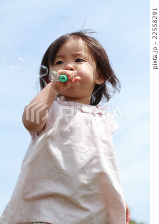 シャボン玉で遊ぶ幼児(1歳児) シャボン玉で遊ぶ幼児(1歳児) 22558291