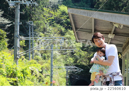 父娘 (無人駅 田舎 単線 ホーム 風景 景色 電車 列車 旅行 帰省 鉄道 春 赤ちゃん パパ) 22560610