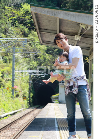 父娘 (無人駅 田舎 単線 ホーム 風景 景色 電車 列車 旅行 帰省 鉄道 春 赤ちゃん パパ) 22560611