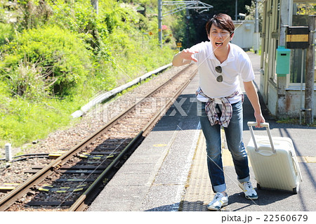 男性1人 無人駅 (田舎 単線 ホーム 風景 景色 電車 列車 旅行 帰省 鉄道 春 夏 線路) 男性1人 無人駅 (田舎 単線 ホーム 風景 景色 電車 列車 旅行 帰省 鉄道 春 夏 線路) 22560679