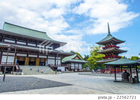 成田山新勝寺本堂と境内の写真素材