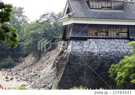 地震で破壊された熊本城 地震で破壊された熊本城 22563031