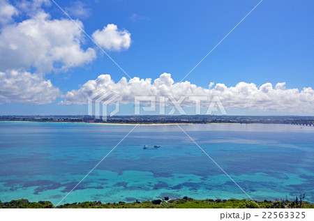 宮古島の来間島から見る前浜ビーチと透明で綺麗な海 22563325