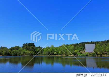 青空と池とロッジ 青空と池とロッジ 22566144