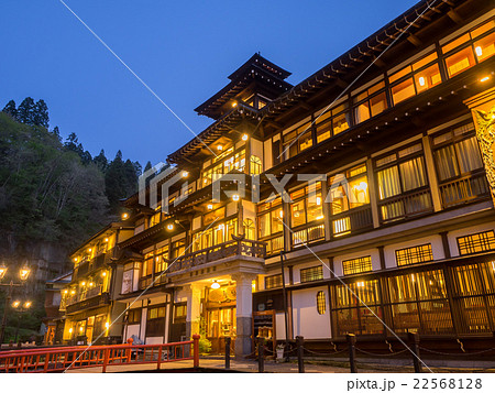 銀山温泉の古い町並み 22568128