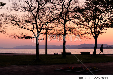 夕暮れの宍道湖周辺を歩く女性 夕暮れの宍道湖周辺を歩く女性 22570441