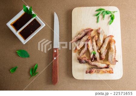 Sliced grilled pork 22571655