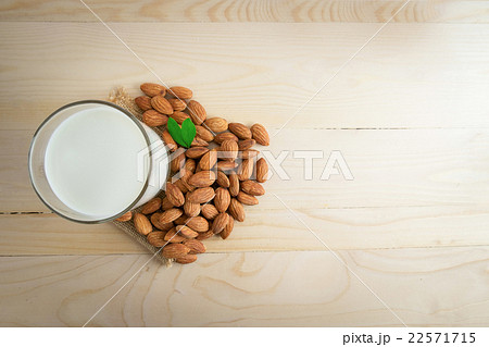 Almond milk 22571715