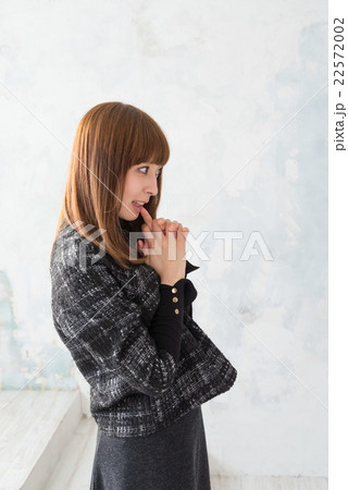 お願いごとをする女性 22572002