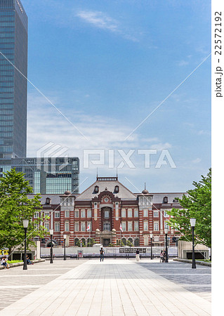 青空と東京駅駅舎(縦) 青空と東京駅駅舎(縦) 22572192