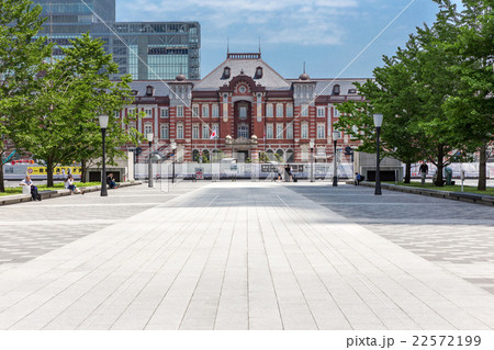 新緑の東京駅駅舎(横) 新緑の東京駅駅舎(横) 22572199