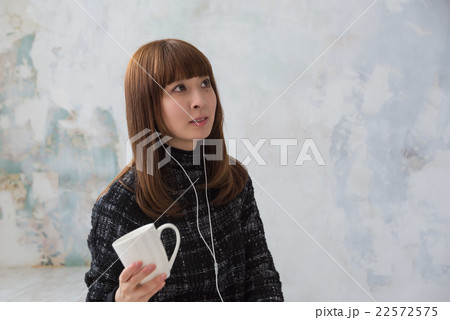 コーヒーを飲む女子の写真素材