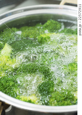 ブロッコリーを茹でる ブロッコリーを茹でる 22572911