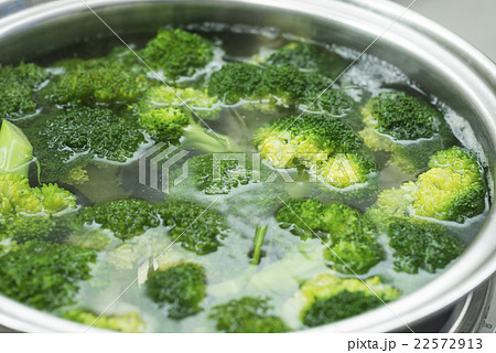 ブロッコリーを茹でる 22572913