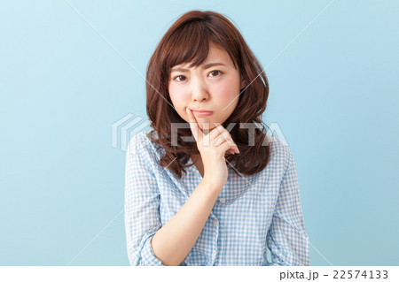 悩む若い女性 悩む若い女性 22574133