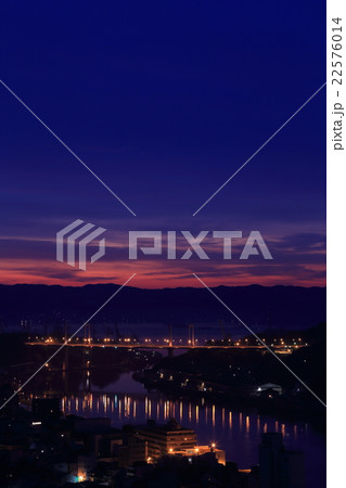 日本遺産　尾道　尾道水道　夜明け　縦構図 22576014