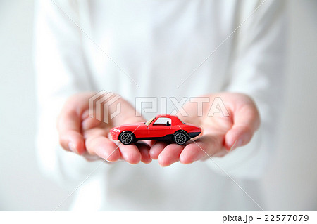 ミニカーを差し出す手 ミニカーを差し出す手 22577079