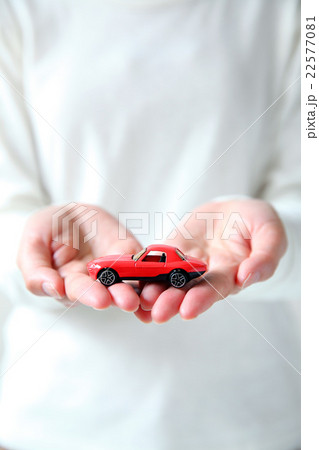 ミニカーを差し出す手 22577081