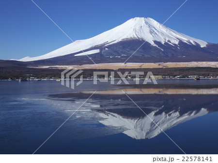 融けゆく薄氷下から姿を現した逆さ富士 22578141