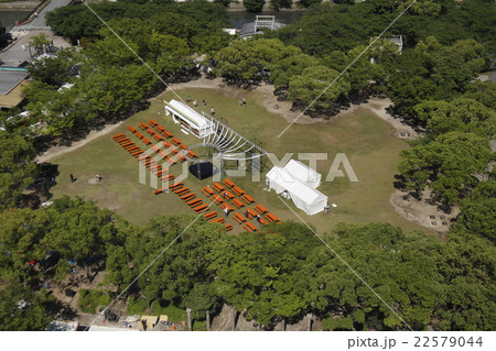 公園に設営されているイベント会場 公園に設営されているイベント会場 22579044