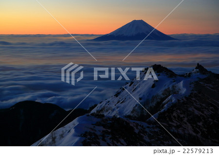 南アルプス・観音岳から雲海に浮かぶ黎明の富士山と薬師岳の岩峰 22579213