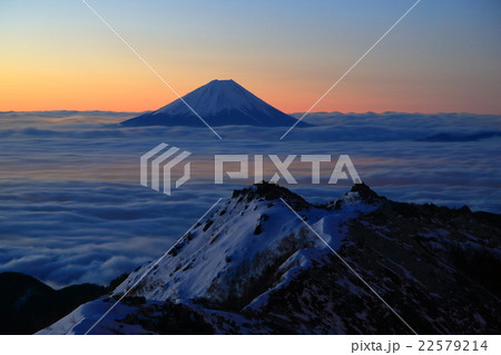 南アルプス・観音岳から雲海に浮かぶ黎明の富士山と薬師岳の岩峰 南アルプス・観音岳から雲海に浮かぶ黎明の富士山と薬師岳の岩峰 22579214