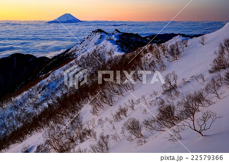 鳳凰三山 観音岳から夜明けの富士山と薬師岳への稜線の写真素材