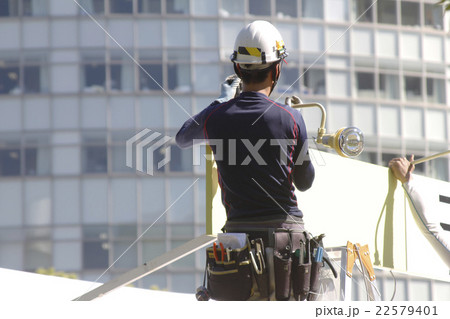 設営する作業員 22579401