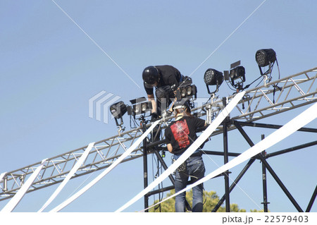 設営する作業員 22579403