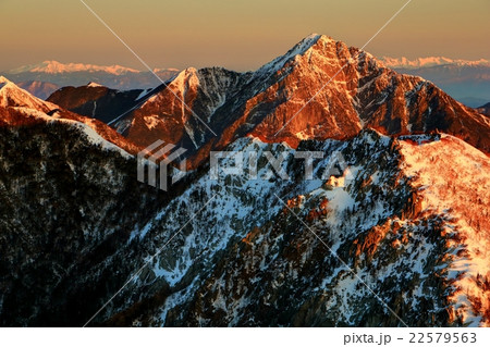 鳳凰三山・観音岳から見る朝焼けの甲斐駒ヶ岳と乗鞍岳、槍・穂高連峰 22579563