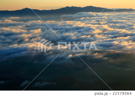 鳳凰三山・観音岳から雲上の奥秩父連山 22579564