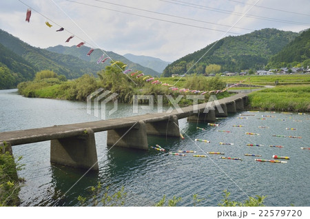 四万十川 一斗俵沈下橋 丸太鯉のぼり流しの写真素材