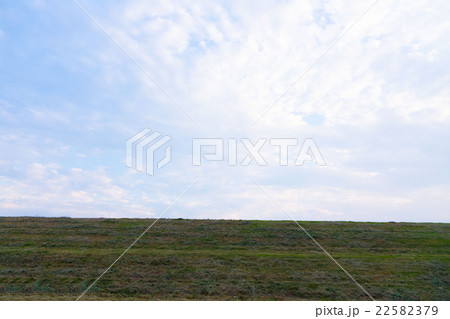 草刈りをした河川敷と空 草刈りをした河川敷と空 22582379