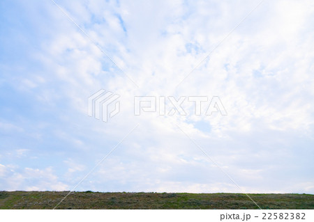 草刈りをした河川敷と空 草刈りをした河川敷と空 22582382