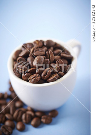 カップに入ったコーヒー豆 カップに入ったコーヒー豆 22582542