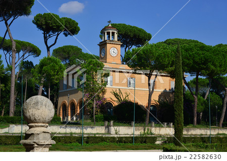 Casina dell'Orologio in Piazza di Siena Casina dell'Orologio in Piazza di Siena 22582630